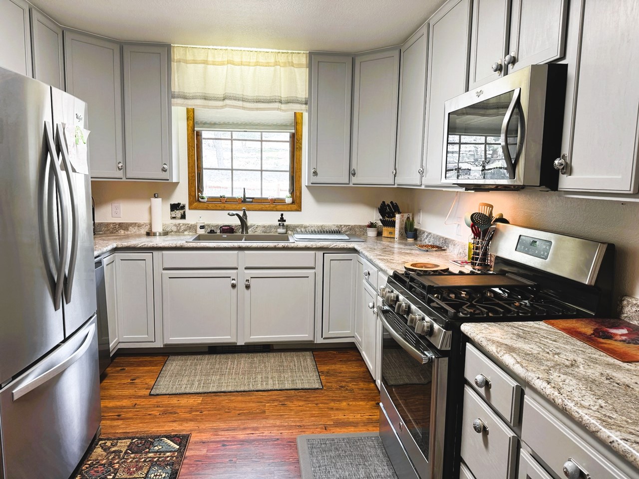 great kitchen with under cabinet lighting